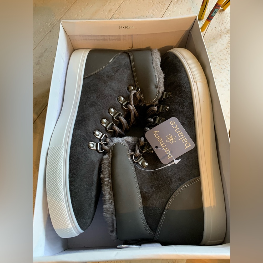 NEW, Harmony Balance Women size 9 warm sneakers 🤩